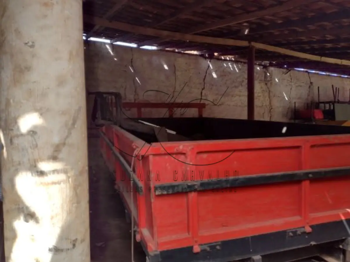 LOTE 018 - Carroceria Kohler, cor vermelha.