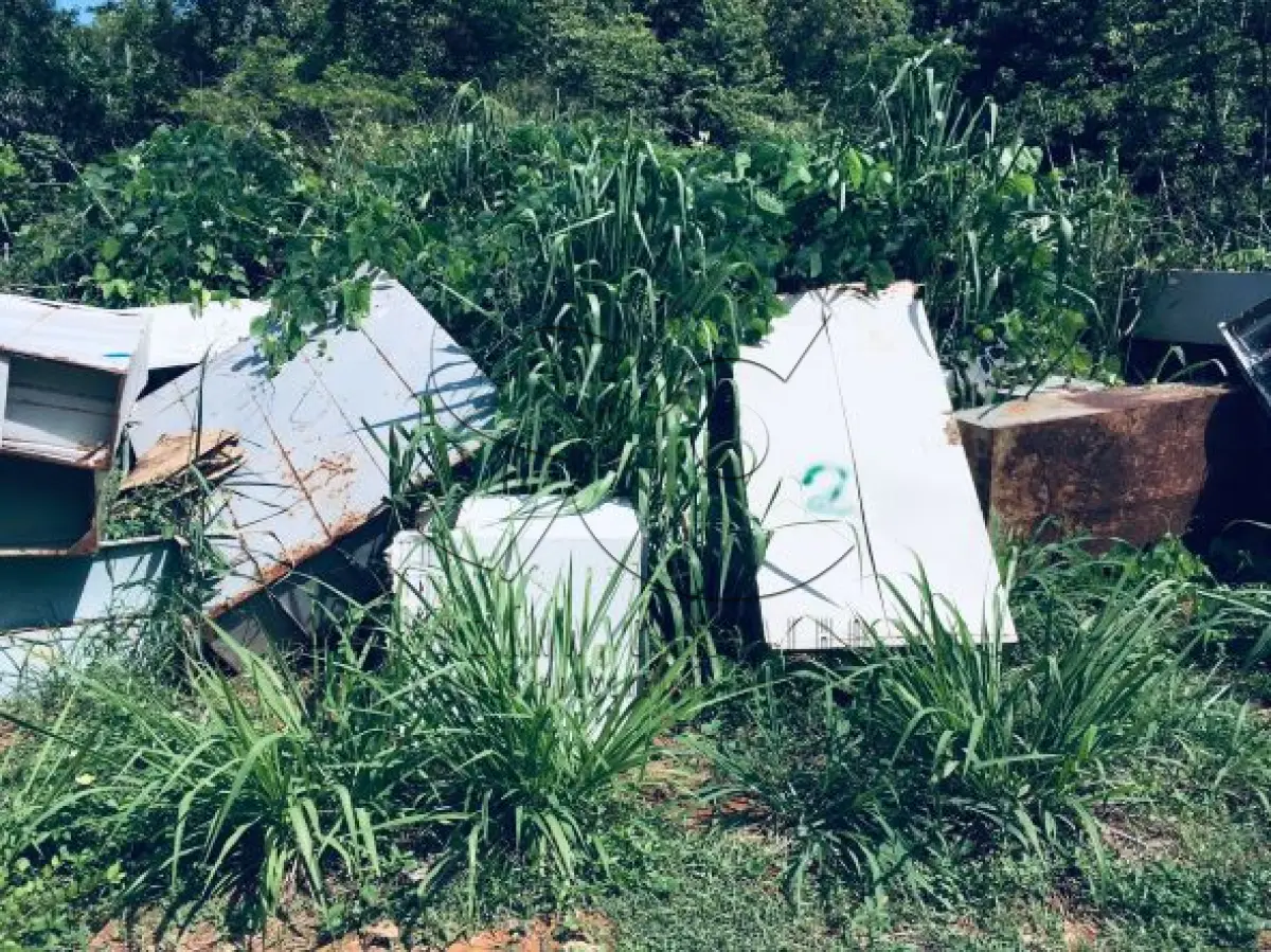 LOTE 002 - Sucatas de: Bebedouros, freezer, geladeira, armários de aço, mesas, fogões industriais, ar condicionado, TV,