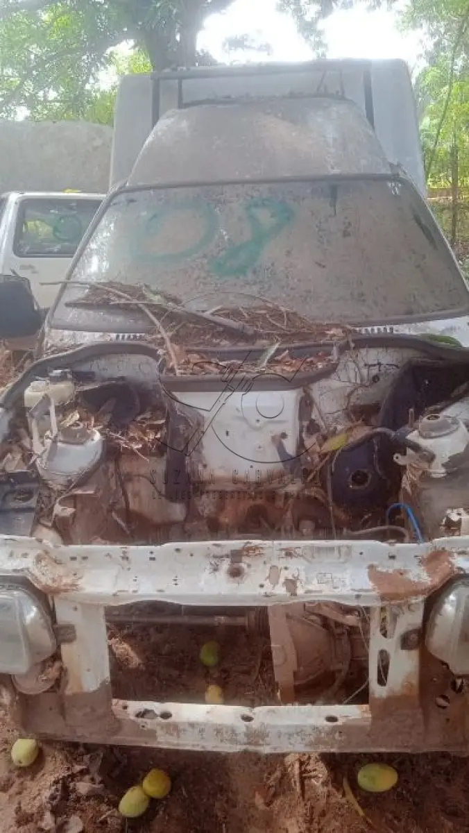 LOTE 008 - Sucata de Ambulância Fiat/ Fiorino Flex, cor branca, álco/gasol, ano fab/mod. 2010/2011. (Sem documentação para transferência, por ser sucata).