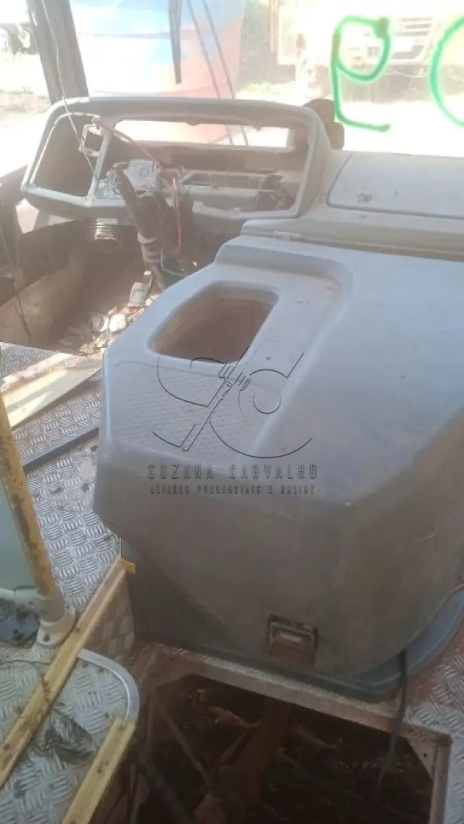 LOTE 009 - Sucata Ônibus escolar, cor amarela, VW mod. 15-190. (Sem documentação para transferência, por ser sucata).