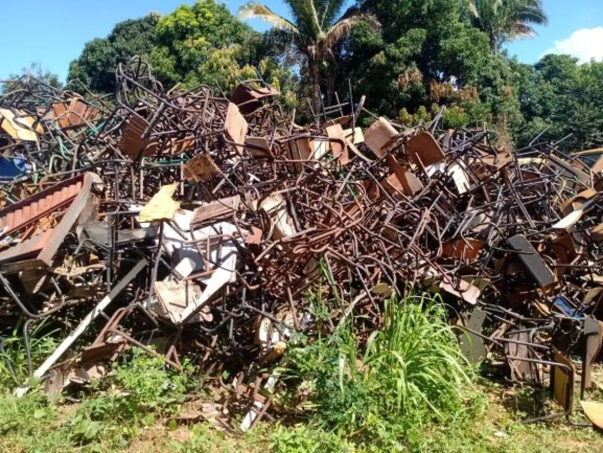 LOTE 004 - Sucatas diversas de: Carteiras escolares, cadeiras plásticas.