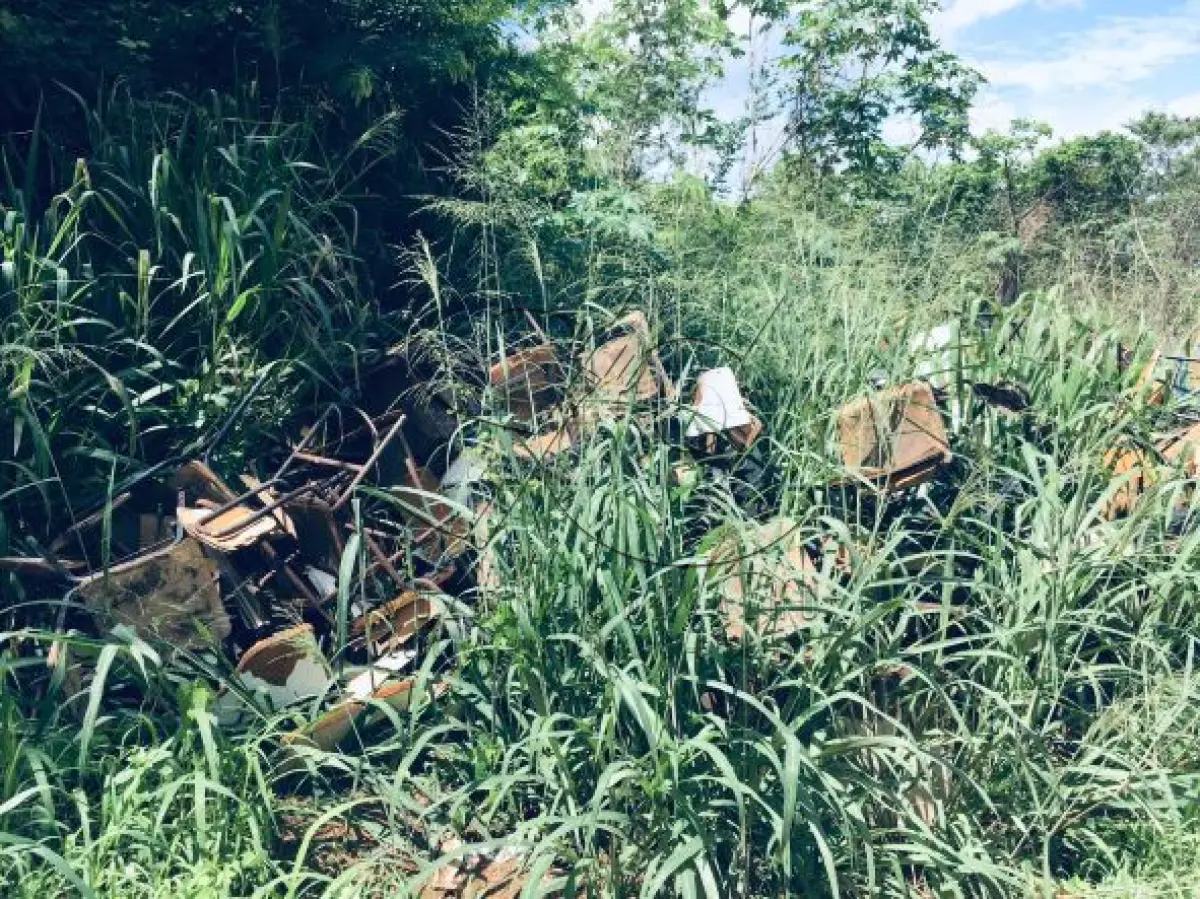 LOTE 004 - Sucatas diversas de: Carteiras escolares, cadeiras plásticas.