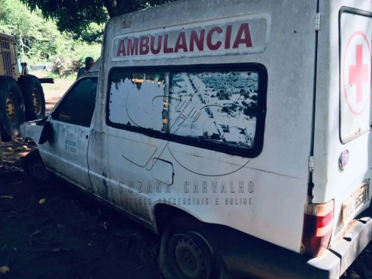 LOTE 008 - Sucata de Ambulância Fiat/ Fiorino Flex, cor branca, álco/gasol, ano fab/mod. 2010/2011. (Sem documentação para transferência, por ser sucata).