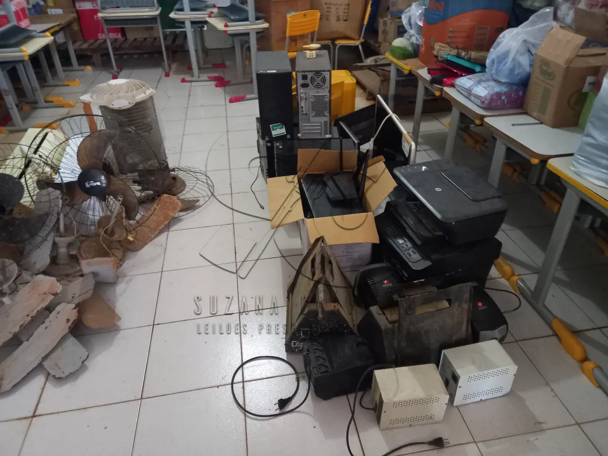 LOTE 004 - SUCATAS MOBILIÁRIOS