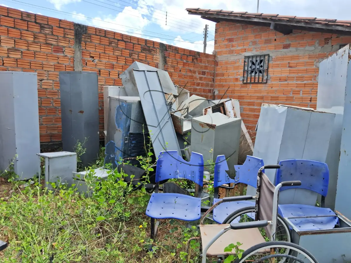 LOTE 005 - MOBILIÁRIOS