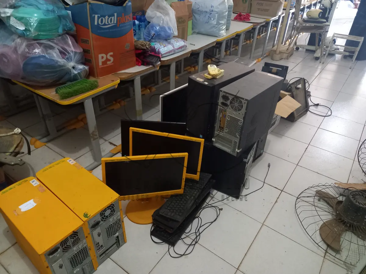 LOTE 004 - SUCATAS MOBILIÁRIOS