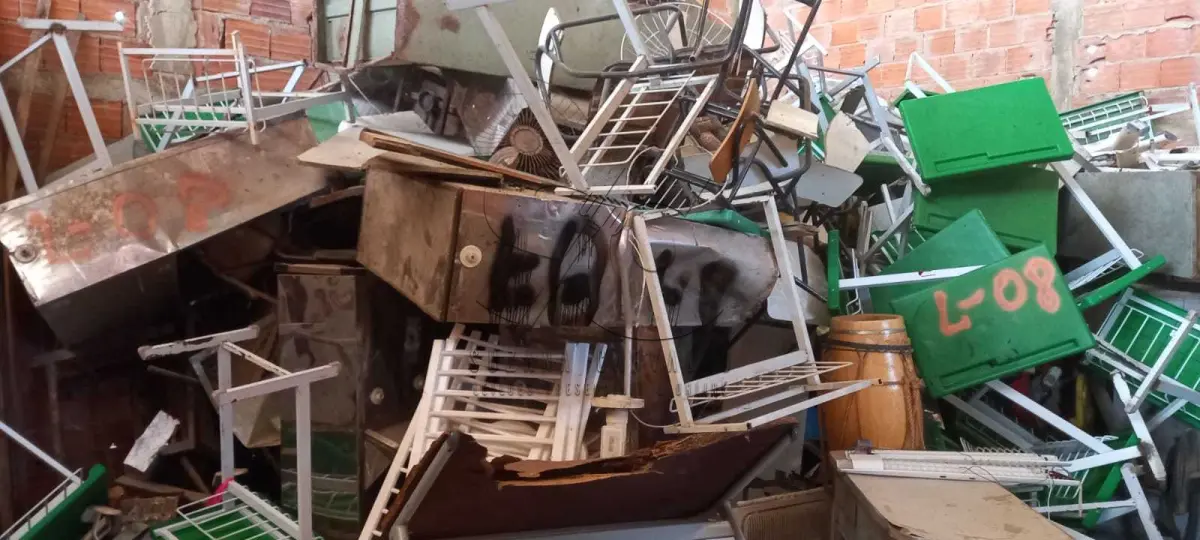 LOTE 008 - SUCATAS DIVERSAS