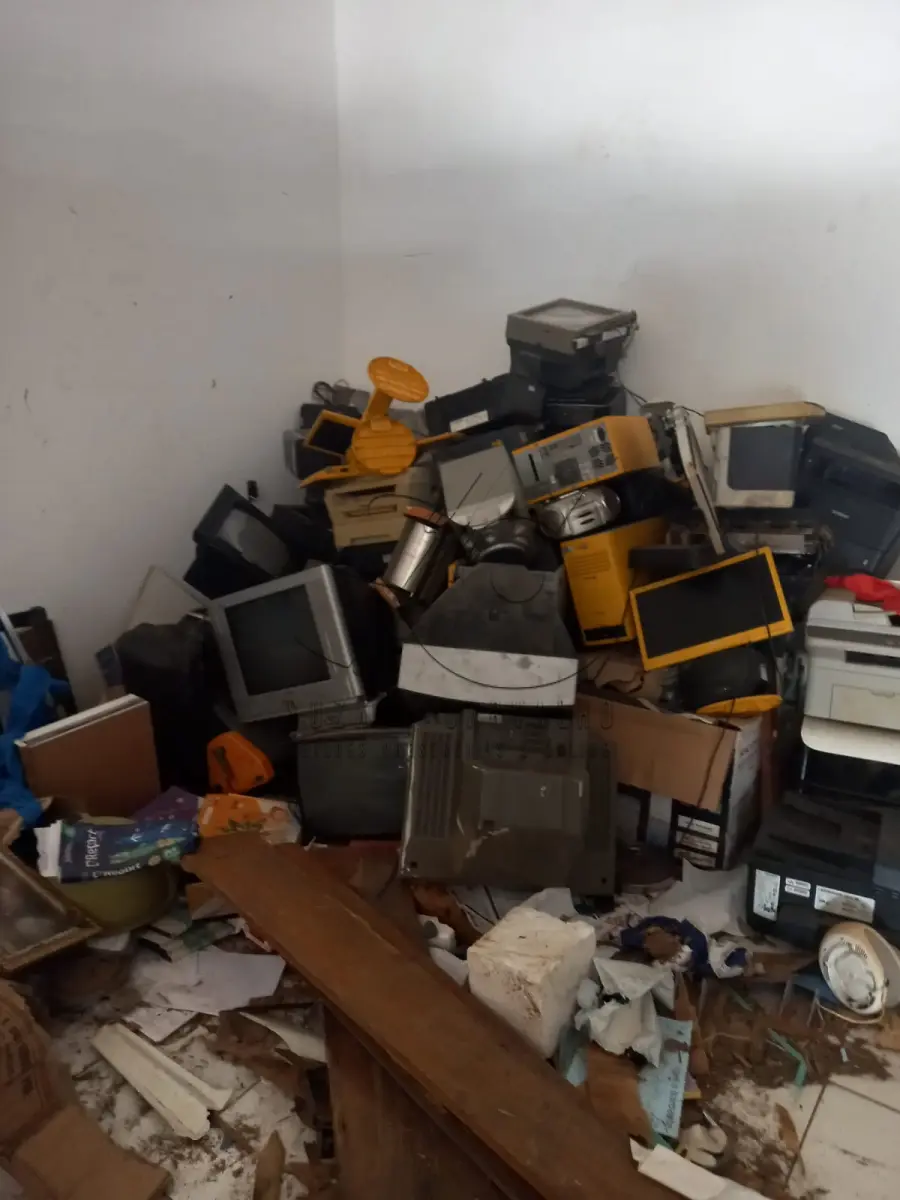 LOTE 002 - MOBILIÁRIOS