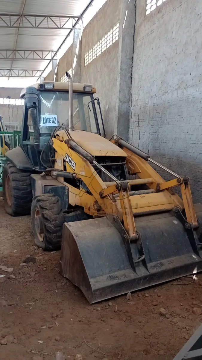 LOTE 032 - RETROESCAVADEIRA