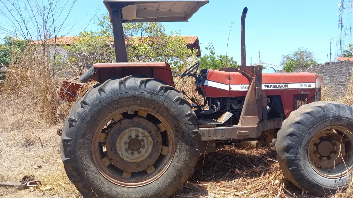 LOTE 017 - TRATOR SOBRE RODAS