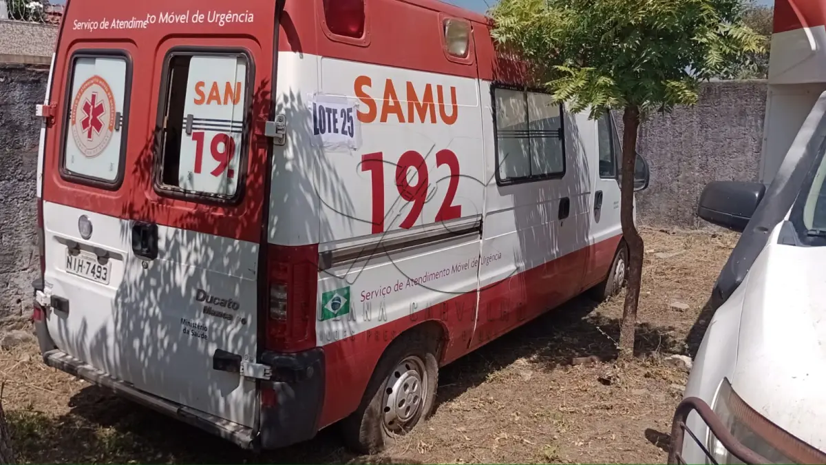 LOTE 025 - CAMIONETA AMBULÂNCIA FIAT