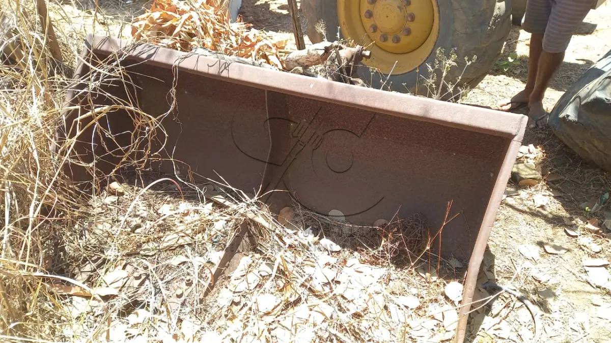 LOTE 017 - TRATOR SOBRE RODAS