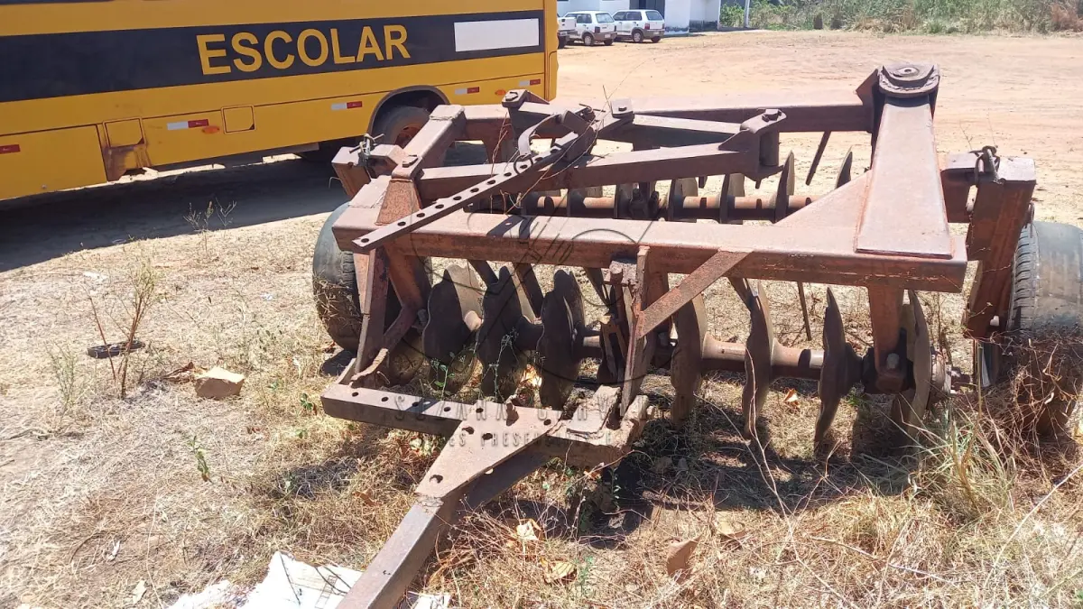 LOTE 017 - TRATOR SOBRE RODAS