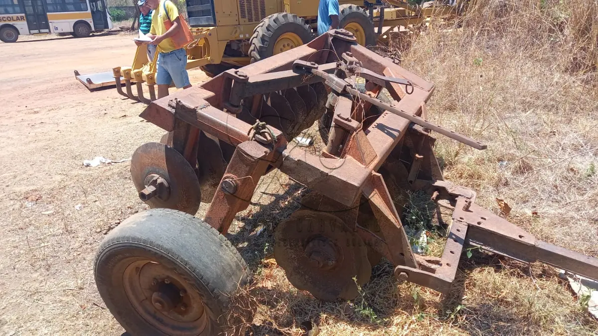 LOTE 017 - TRATOR SOBRE RODAS