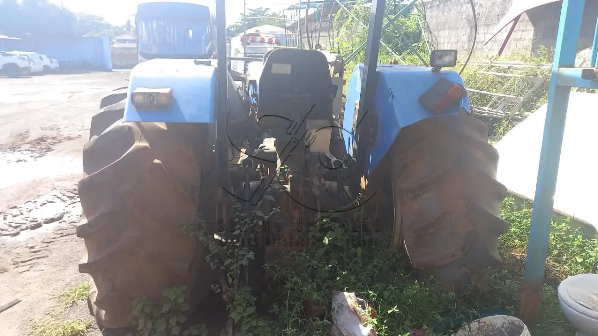 LOTE 028 - TRATOR NEW HOLLAND