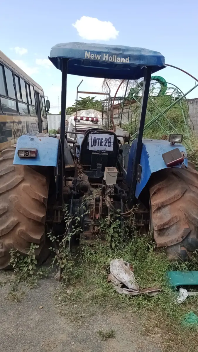 LOTE 028 - TRATOR NEW HOLLAND