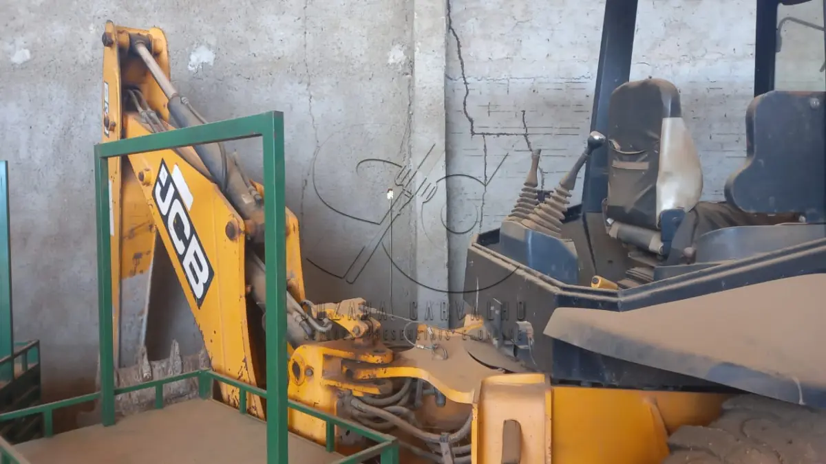 LOTE 032 - RETROESCAVADEIRA