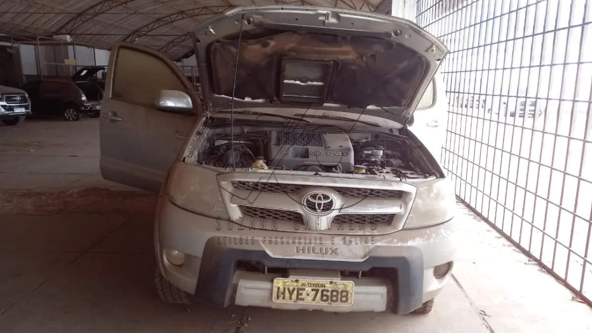 LOTE 018 - VEÍCULO TOYOTA HILLUX