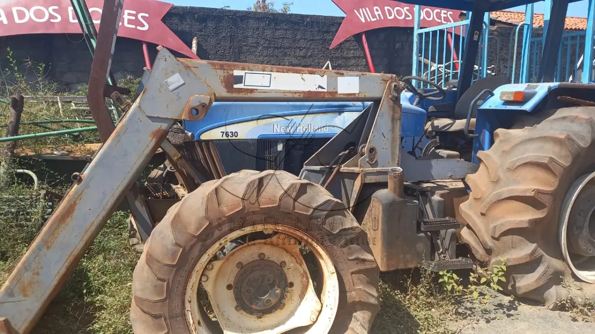 LOTE 028 - TRATOR NEW HOLLAND