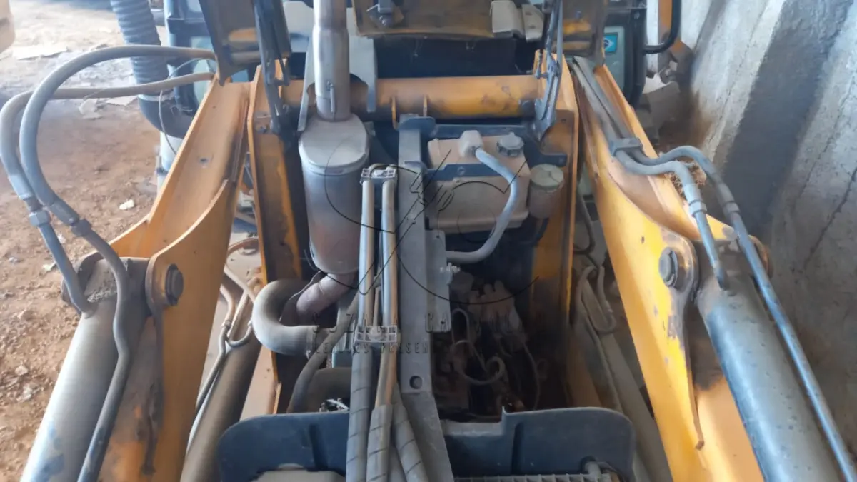 LOTE 032 - RETROESCAVADEIRA