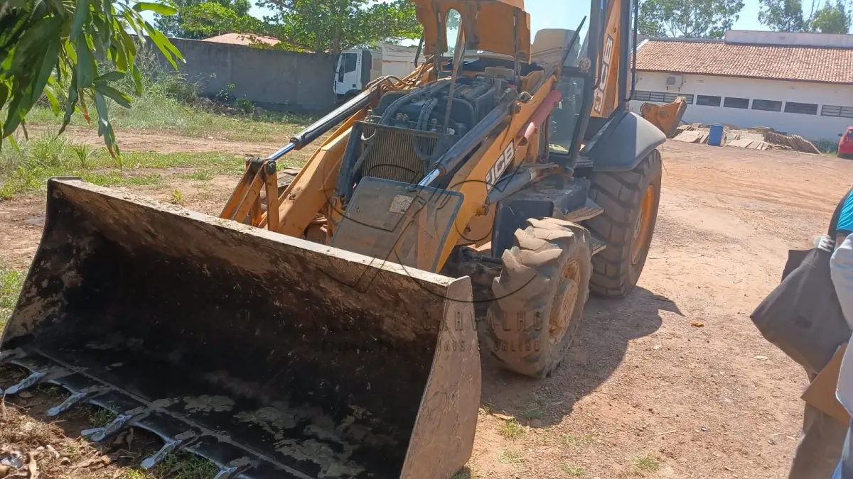 LOTE 005 - RETROESCAVADEIRA JCB