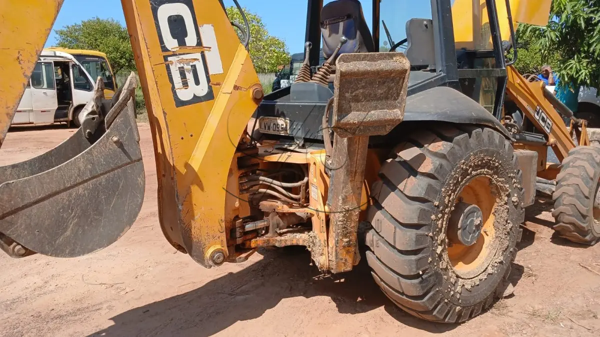 LOTE 005 - RETROESCAVADEIRA JCB