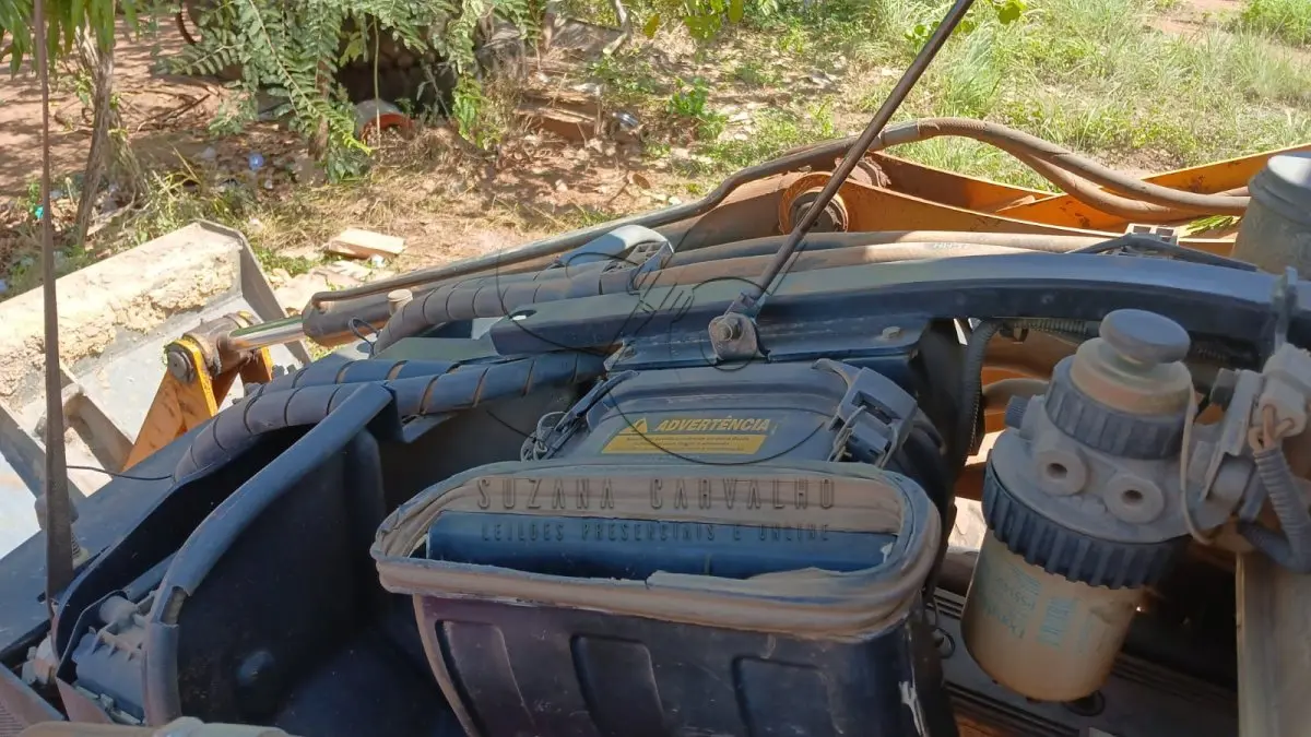 LOTE 005 - RETROESCAVADEIRA JCB