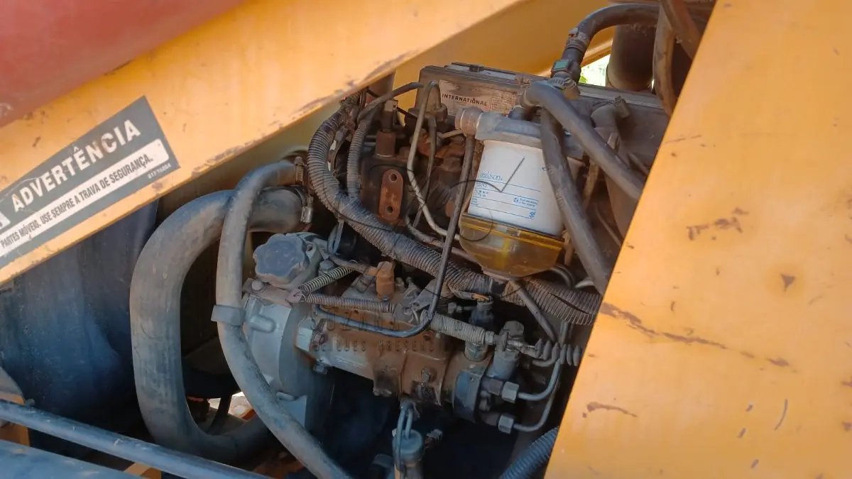 LOTE 005 - RETROESCAVADEIRA JCB