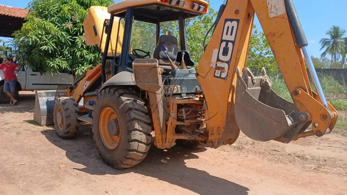LOTE 005 - RETROESCAVADEIRA JCB