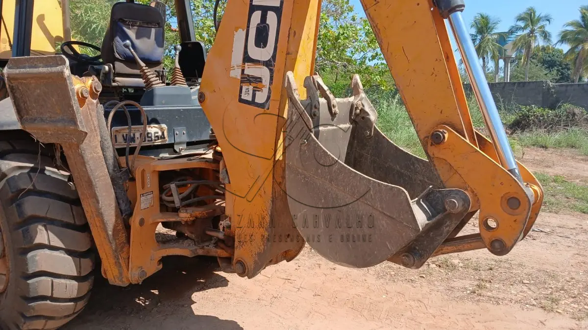 LOTE 005 - RETROESCAVADEIRA JCB