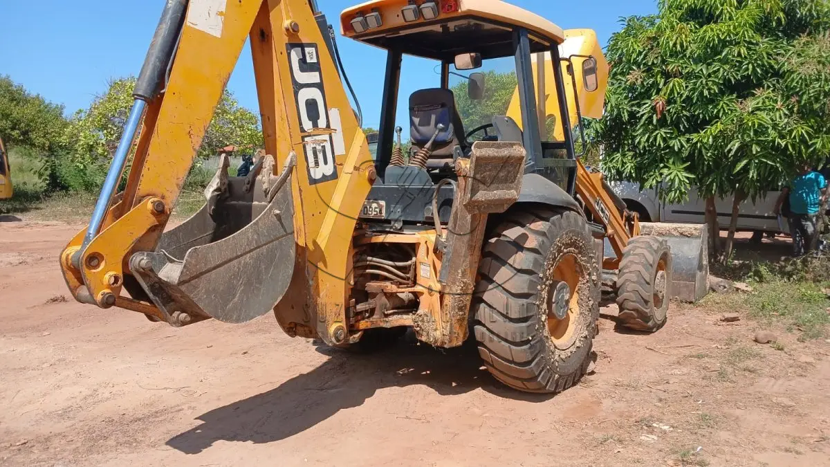 LOTE 005 - RETROESCAVADEIRA JCB