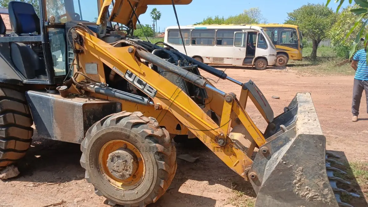 LOTE 005 - RETROESCAVADEIRA JCB