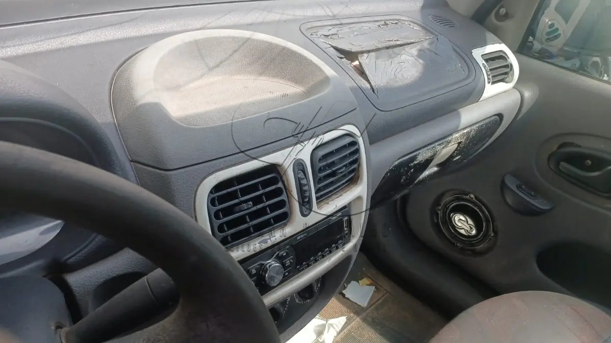 LOTE 001 - SUCATA RENAULT CLIO 2001