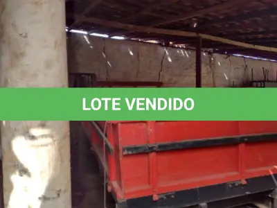 LOTE 018 - Carroceria Kohler, cor vermelha.