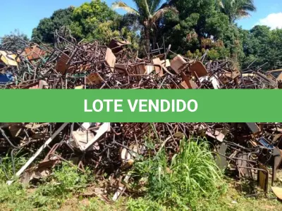 LOTE 004 - Sucatas diversas de: Carteiras escolares, cadeiras plásticas.