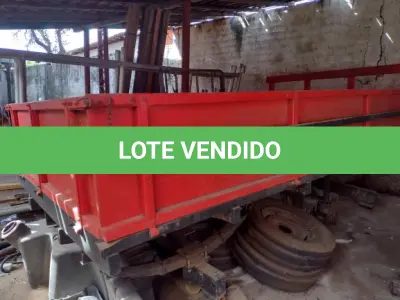 LOTE 018 - Carroceria Kohler, cor vermelha.