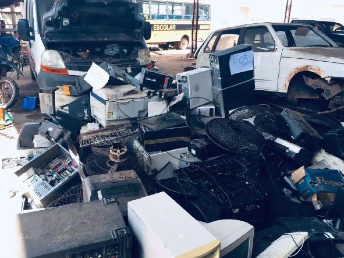 LOTE 003 - Sucatas diversas de: Material de informática: impressoras, CPUS, estabilizadores, aparelhos TV, ventiladores desmontados, marcas diversas.