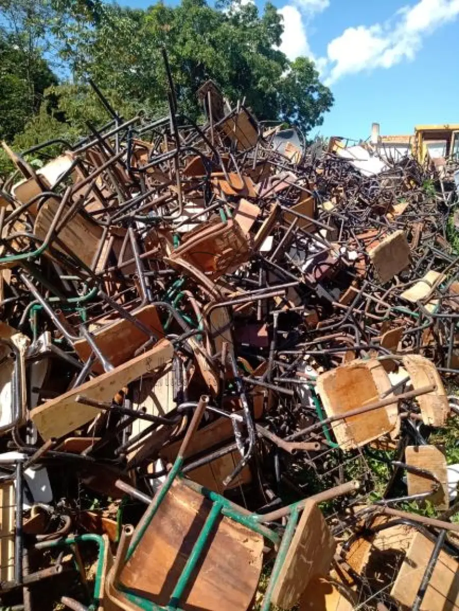 LOTE 004 - Sucatas diversas de: Carteiras escolares, cadeiras plásticas.