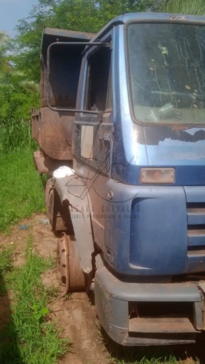 LOTE 016 - Caçamba VW/ 13-180, cor azul, placa LWE-4524, a diesel, cor azul, ano fab/mod. 2000/2001, chassi 9BWX2VHP31RY17974, Renavam 762429852. (Transferência por Declaração - S/CRV). DPVAT R$ 5,76 + MULTAS R$ 127,69