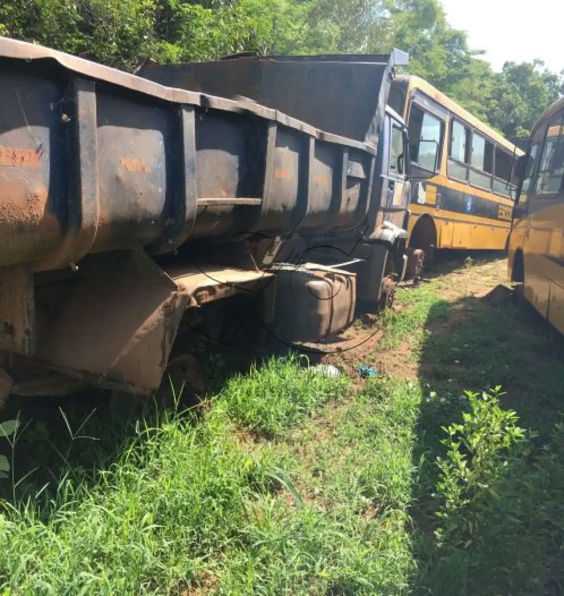 LOTE 016 - Caçamba VW/ 13-180, cor azul, placa LWE-4524, a diesel, cor azul, ano fab/mod. 2000/2001, chassi 9BWX2VHP31RY17974, Renavam 762429852. (Transferência por Declaração - S/CRV). DPVAT R$ 5,76 + MULTAS R$ 127,69