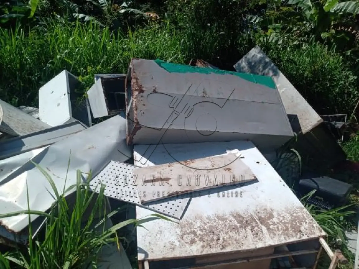 LOTE 002 - Sucatas de: Bebedouros, freezer, geladeira, armários de aço, mesas, fogões industriais, ar condicionado, TV,