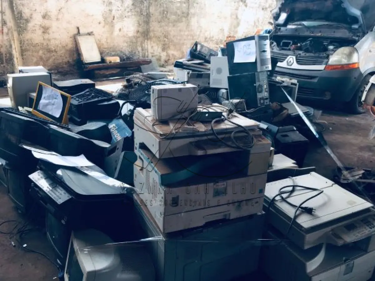 LOTE 003 - Sucatas diversas de: Material de informática: impressoras, CPUS, estabilizadores, aparelhos TV, ventiladores desmontados, marcas diversas.