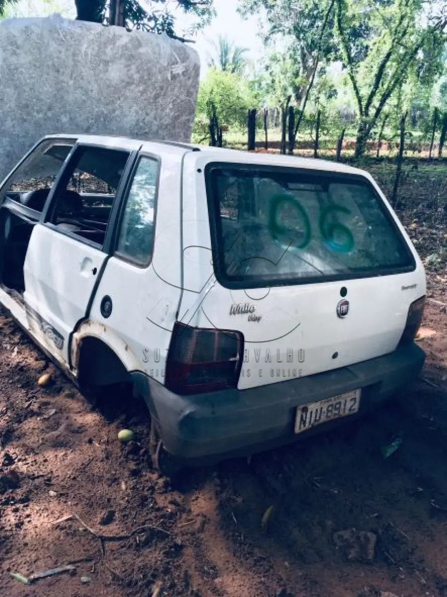 LOTE 006 - Sucata de Fiat Uno Way, cor branca. (Sem documentação para transferência, por ser sucata).