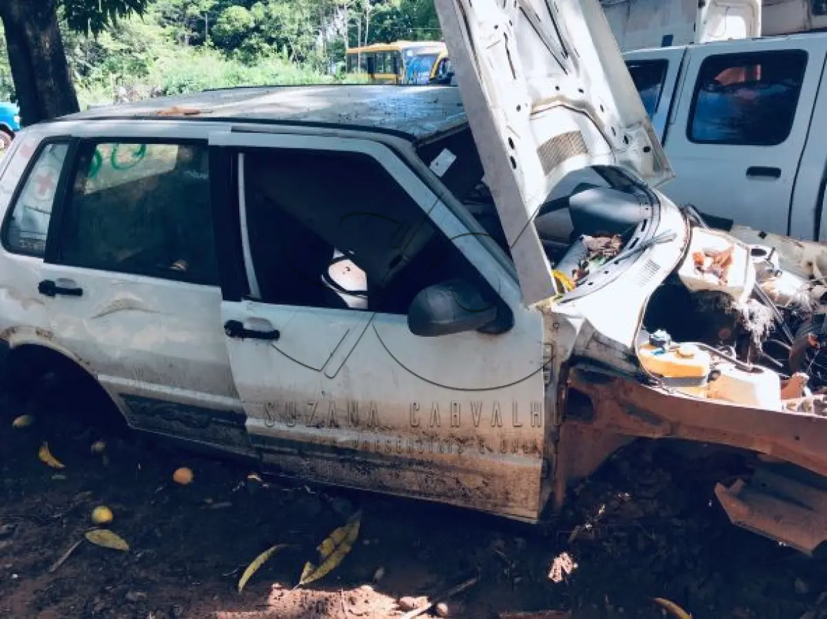 LOTE 006 - Sucata de Fiat Uno Way, cor branca. (Sem documentação para transferência, por ser sucata).