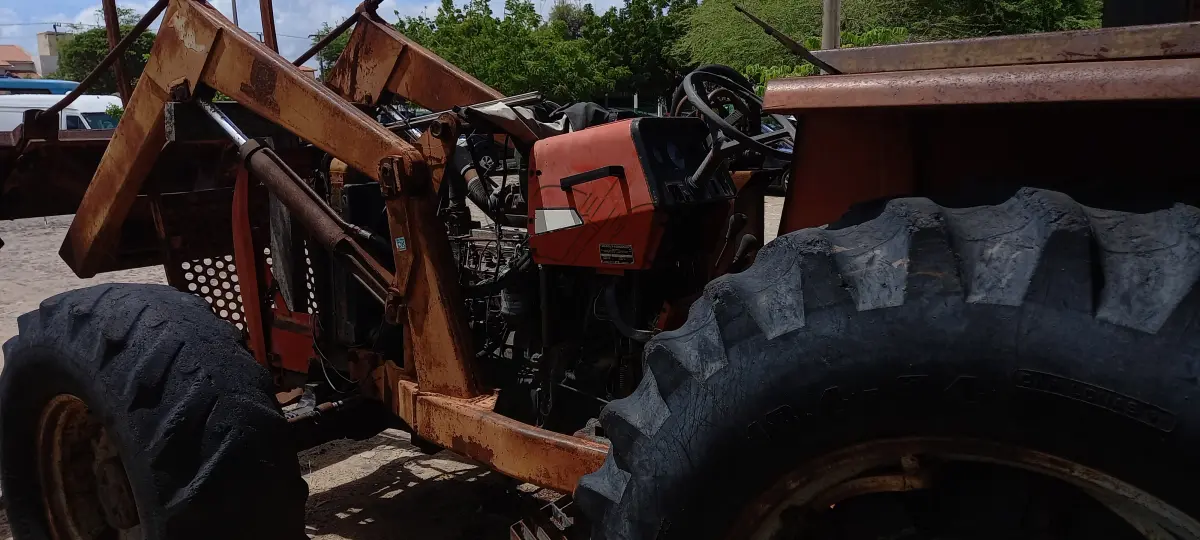 LOTE 026 - TRATOR S/RODAS M.FERGUSON