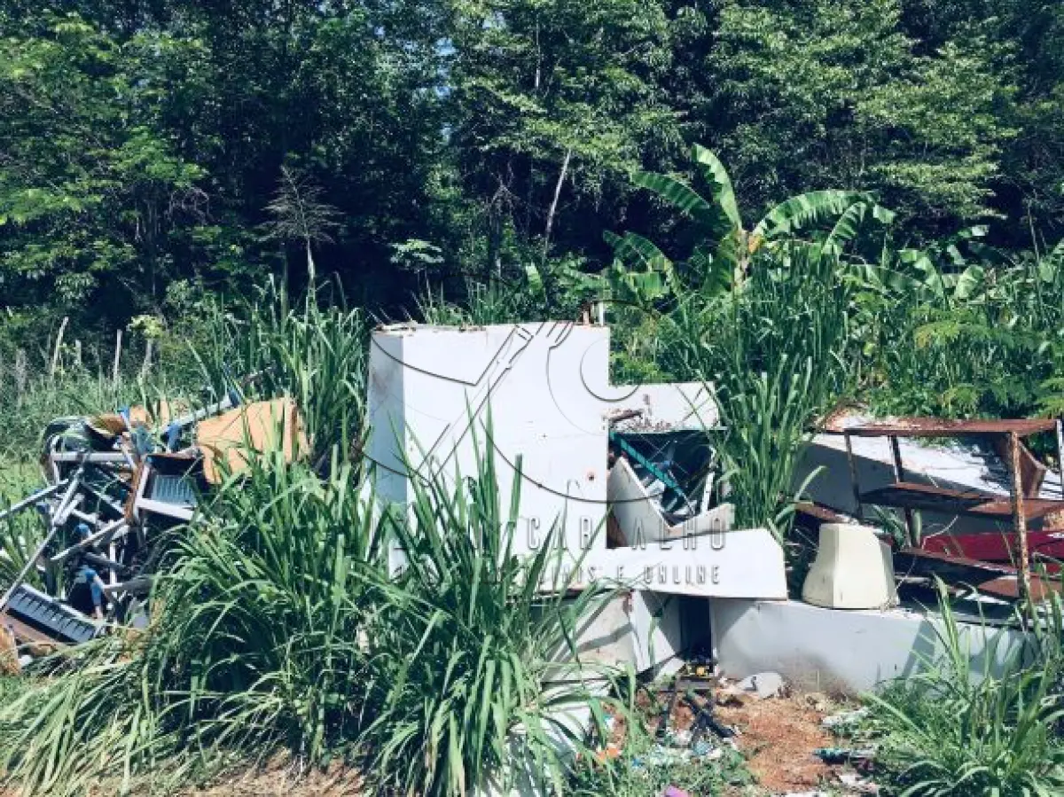 LOTE 002 - Sucatas de: Bebedouros, freezer, geladeira, armários de aço, mesas, fogões industriais, ar condicionado, TV,