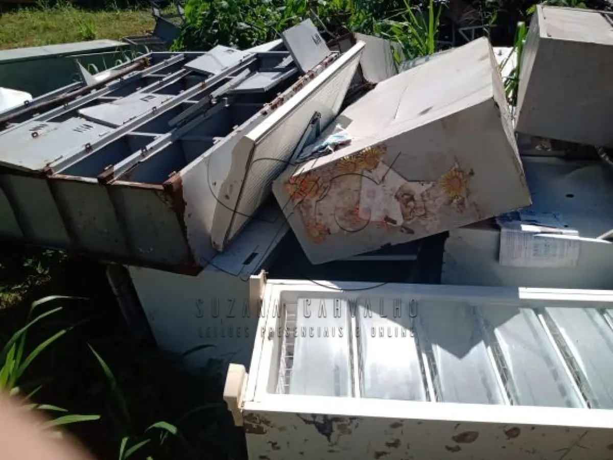 LOTE 002 - Sucatas de: Bebedouros, freezer, geladeira, armários de aço, mesas, fogões industriais, ar condicionado, TV,