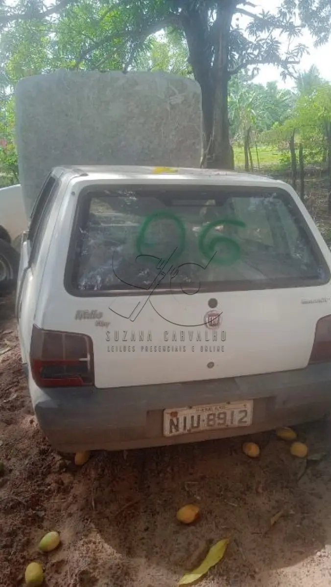 LOTE 006 - Sucata de Fiat Uno Way, cor branca. (Sem documentação para transferência, por ser sucata).