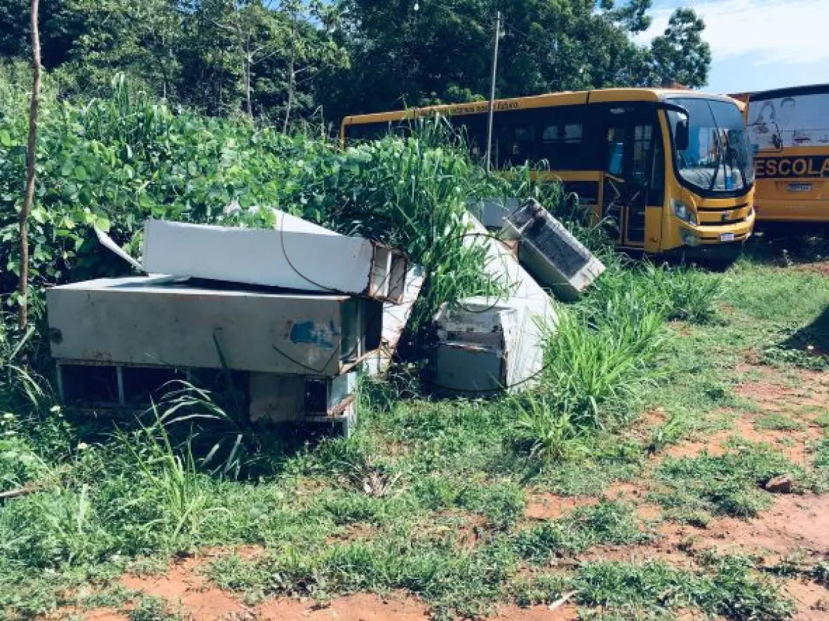 LOTE 002 - Sucatas de: Bebedouros, freezer, geladeira, armários de aço, mesas, fogões industriais, ar condicionado, TV,