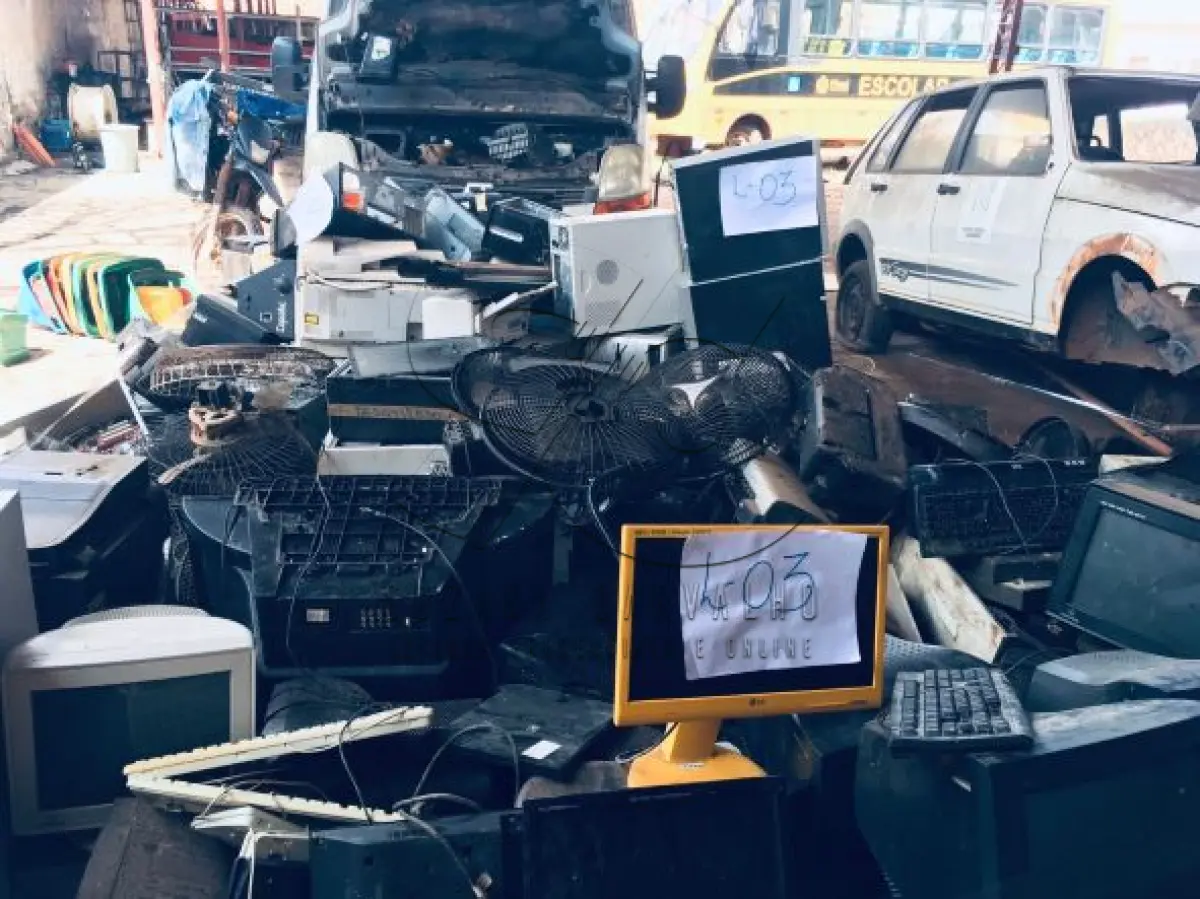 LOTE 003 - Sucatas diversas de: Material de informática: impressoras, CPUS, estabilizadores, aparelhos TV, ventiladores desmontados, marcas diversas.